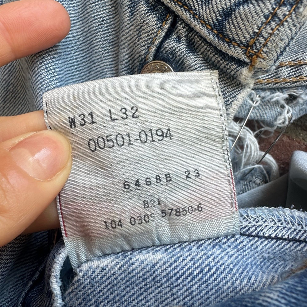 Very Ripped Levi’s Jeans - Picture 12 of 12